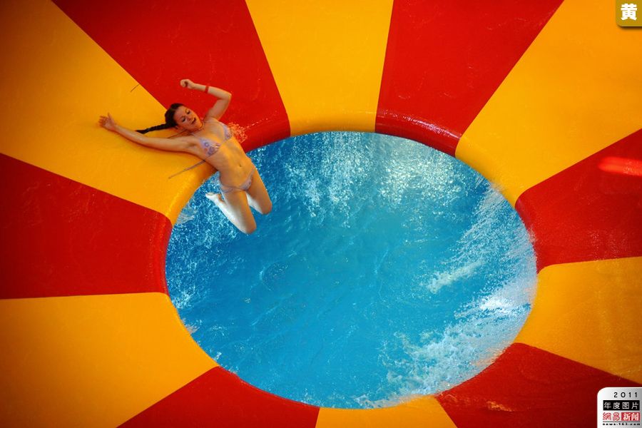 2011nian 11月14日，俄罗斯莫斯科，一名女子在水上公园游玩。.jpg