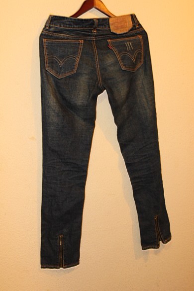 LEVIS牛仔裤，W30L32，20欧，裤脚的拉链设计精巧脱俗